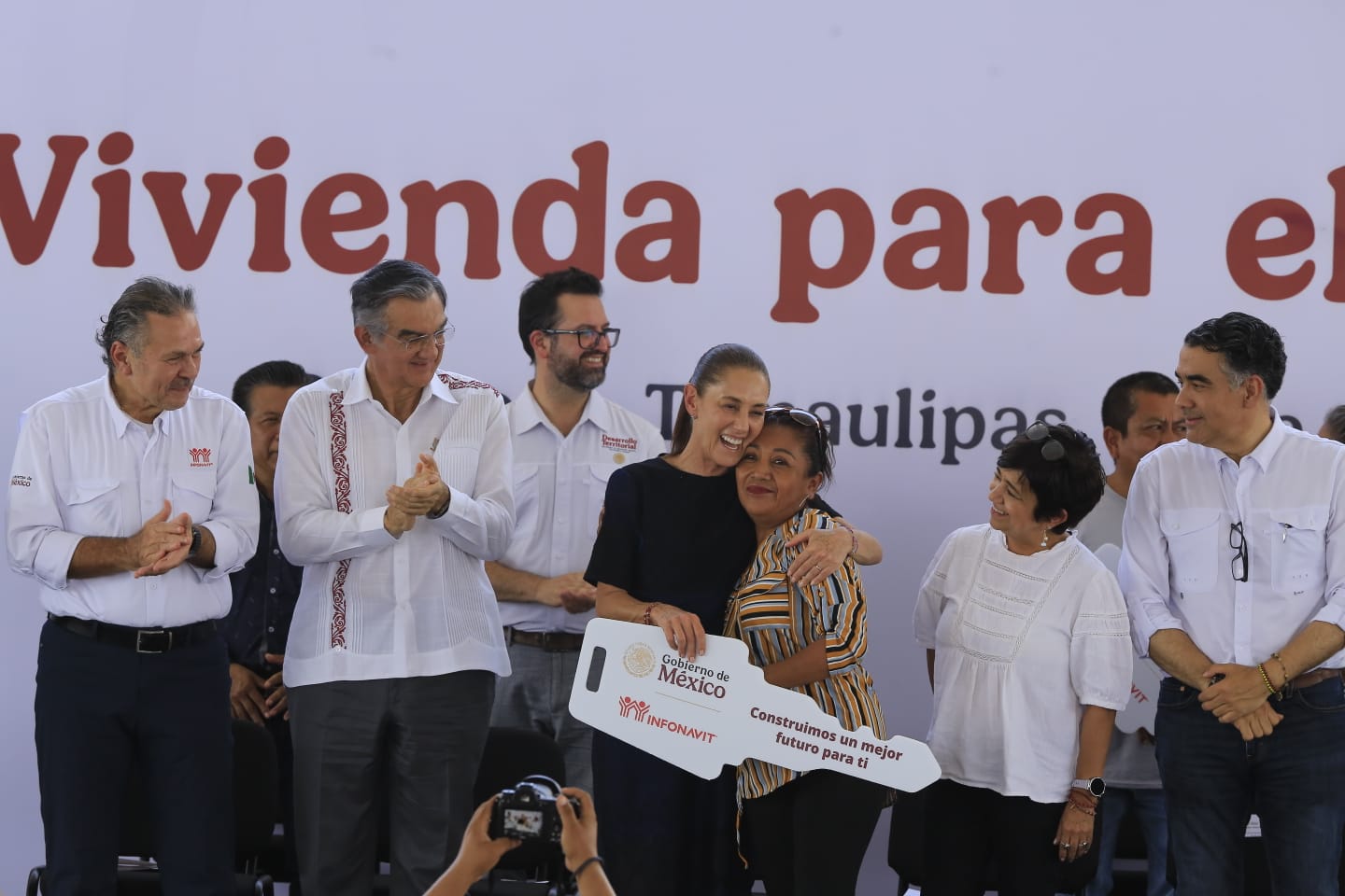Nunca habrá divorcio entre pueblo y gobierno...; duplicamos meta de Vivienda: Sheinbaum junto a AVA