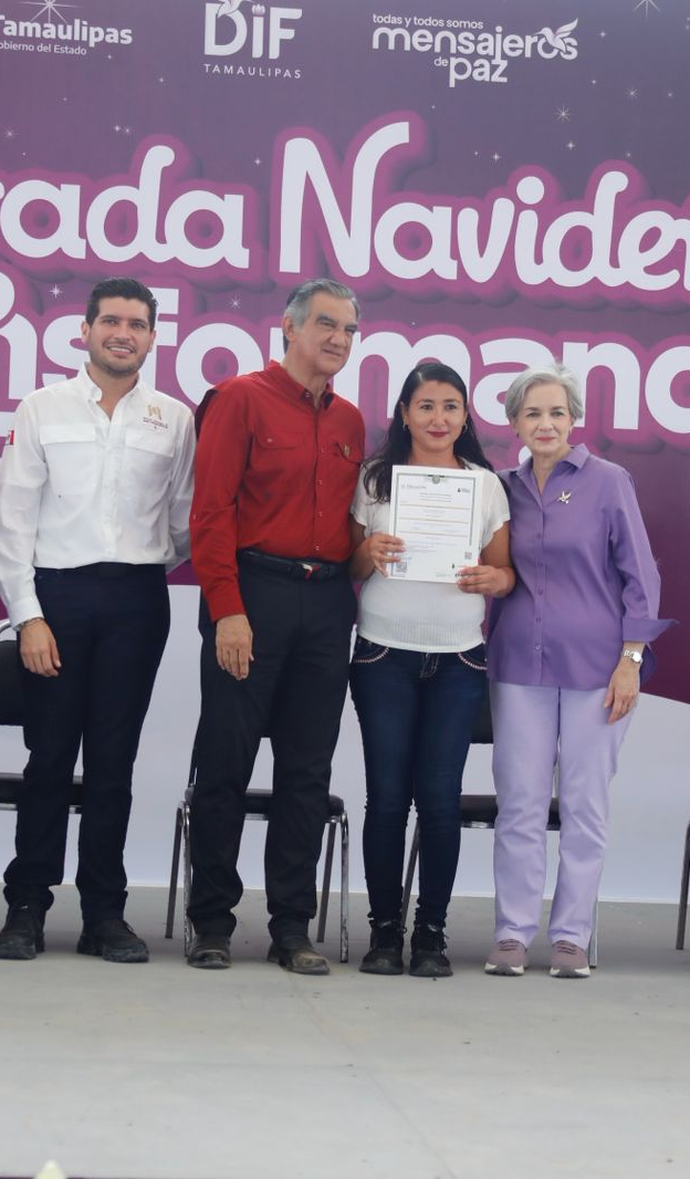 Américo y María Villarreal llevan brigada navideña a Huguerillas