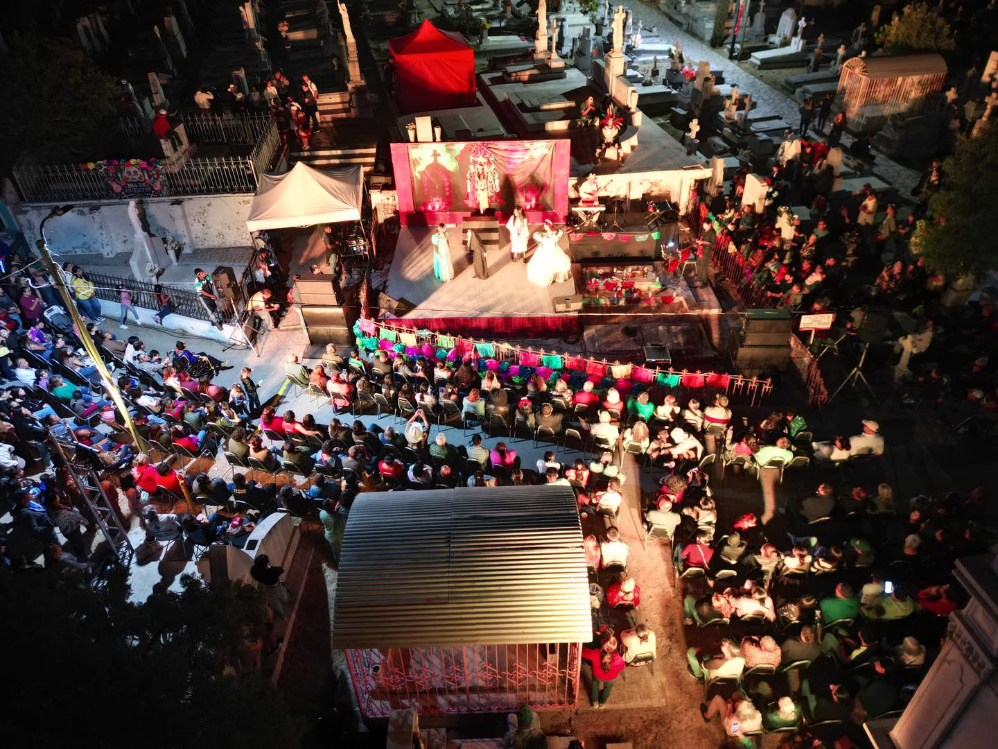 Color, música y tradición iluminaron los panteones en Nuevo Laredo