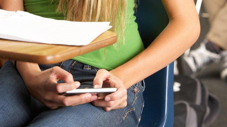 Uso de dispositivos, en aulas tamaulipecos, fuera de control