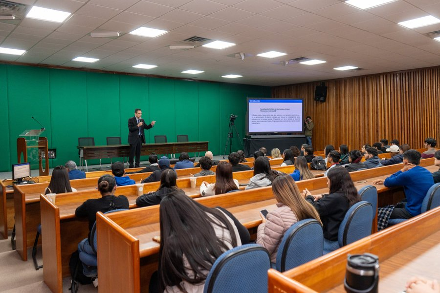 Expertos en economía ofrecen conferencia  en la Universidad Autónoma de Tamaulipas