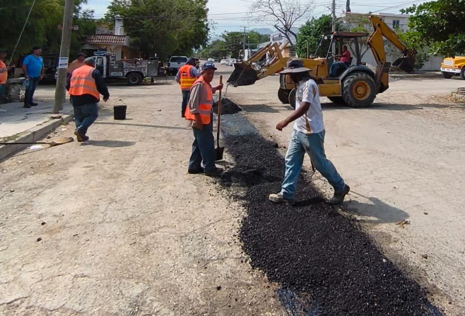 Mejora Gobierno de Gattás vialidades; Bacheo sigue pese a asueto
