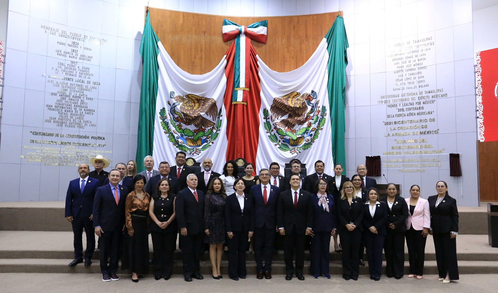 En letras doradas el nombre de Benemérita Escuela Normal Federalizada en el Congreso...; encabeza AVA Ceremonia