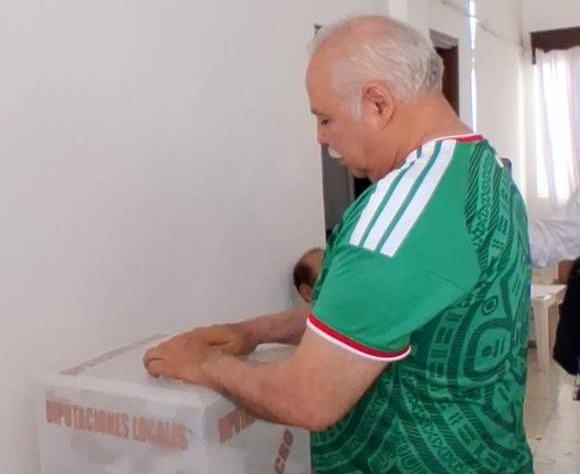 Acude 'Truko' a votar; sufraga en Ciudad Mante