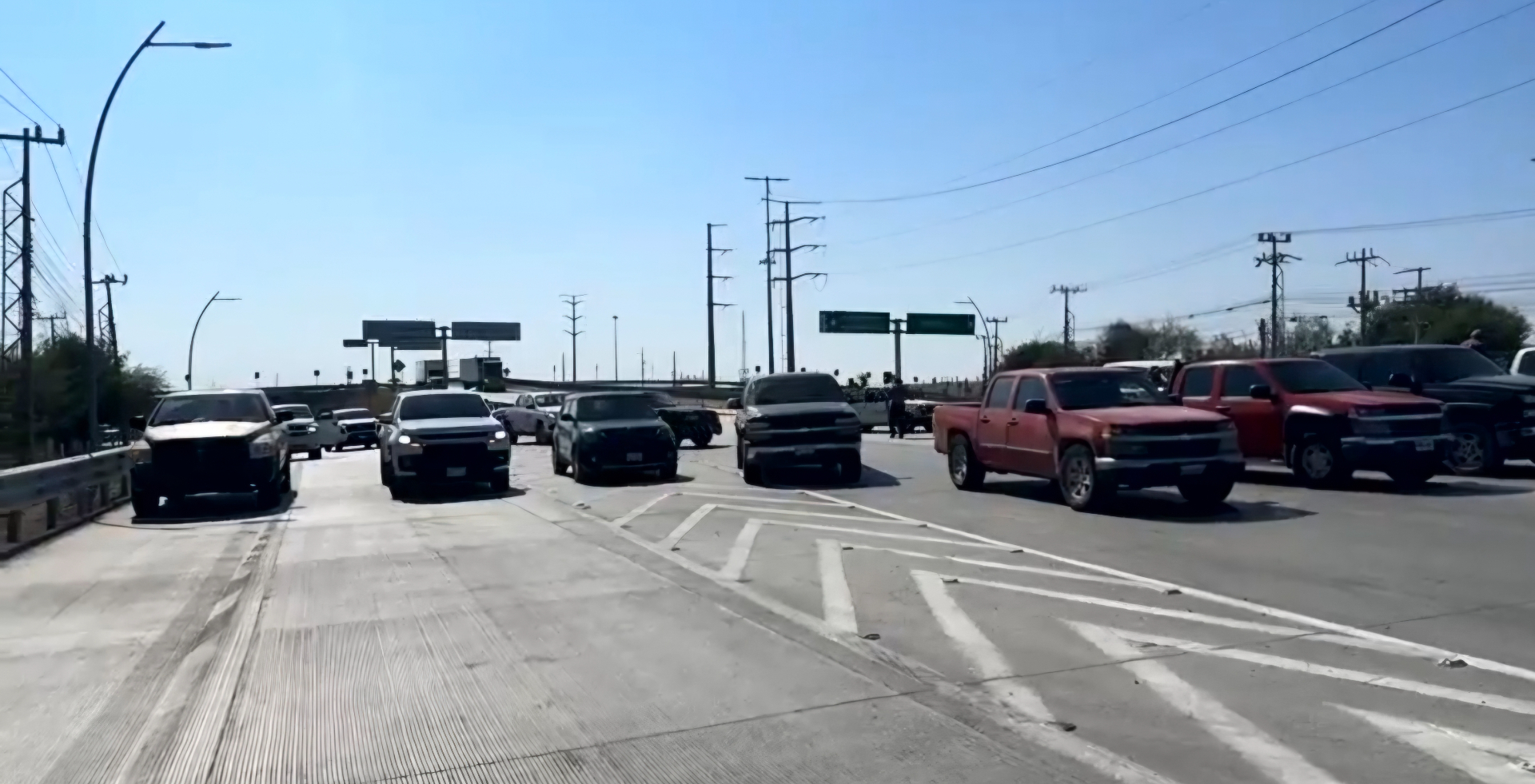Bloquean carreteras: se unen campesinos y transportistas