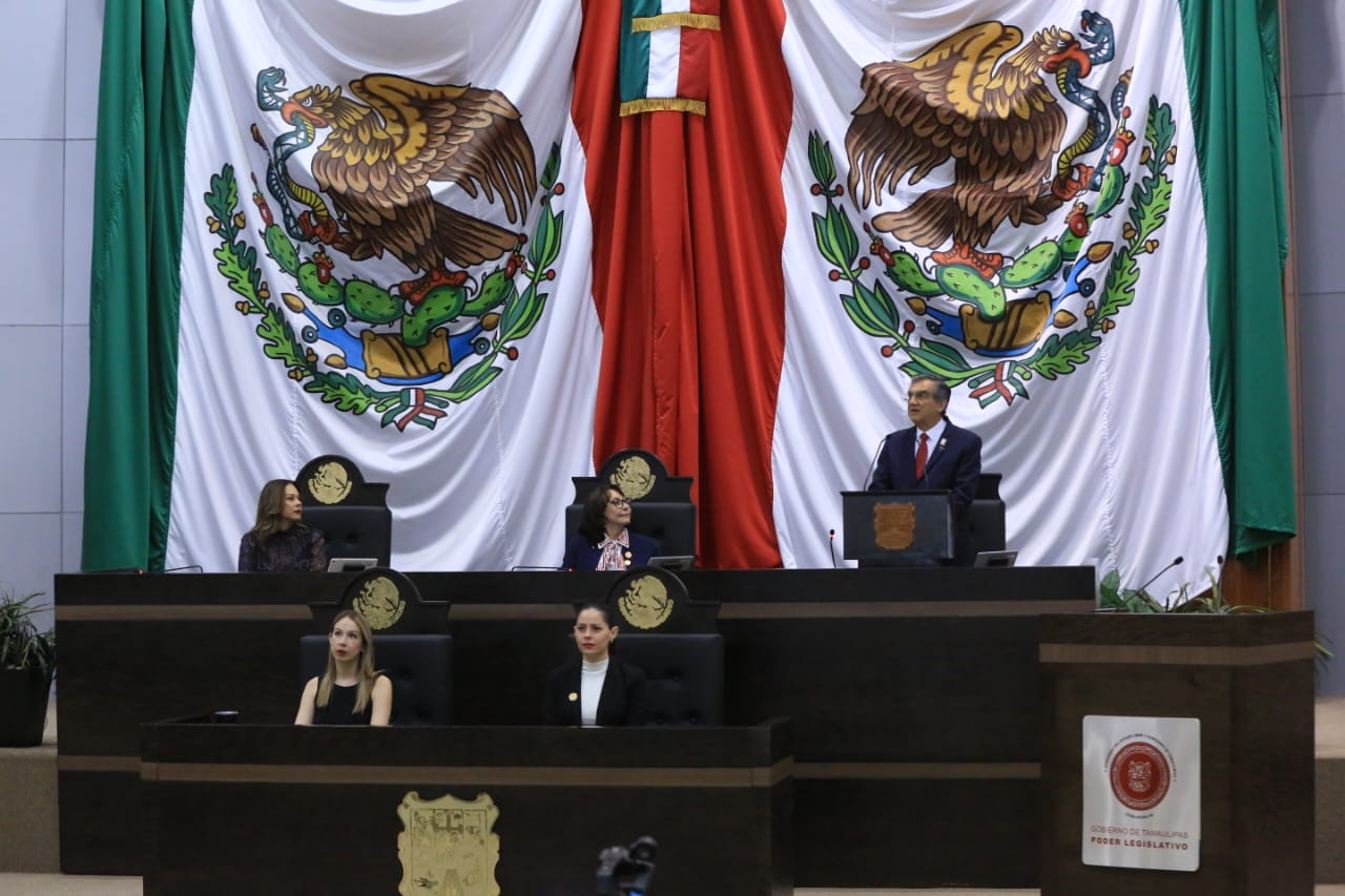 En letras doradas el nombre de Benemérita Escuela Normal Federalizada en el Congreso...; encabeza AVA Ceremonia