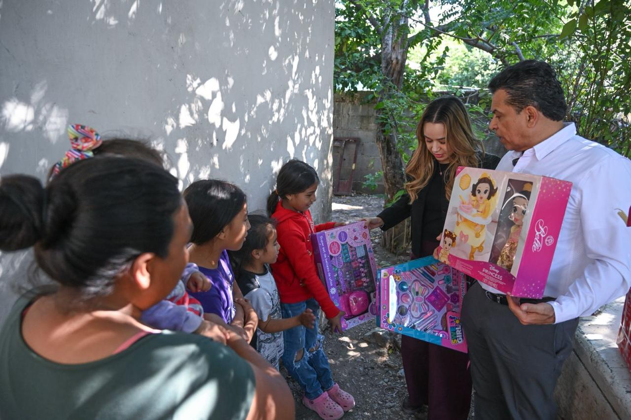 'Ayundan' Gattás y esposa, a Santa; obsequian regalos a niños en colonias