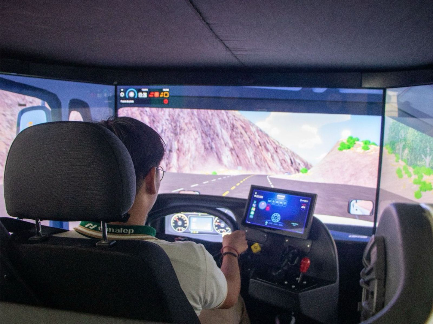 Capacitan a choferes para operar transporte híbrido