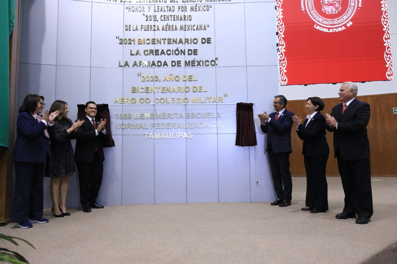 En letras doradas el nombre de Benemérita Escuela Normal Federalizada en el Congreso...; encabeza AVA Ceremonia