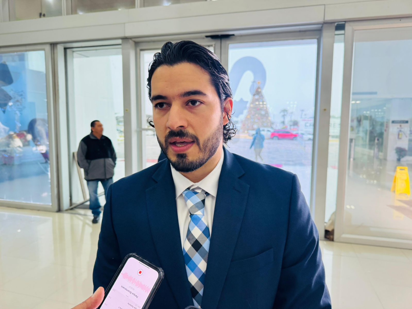 'Alcanzaría a 1 mil trabajadores, que laboran en el extranjero, apoyo institucional para que rspeten sus DH'