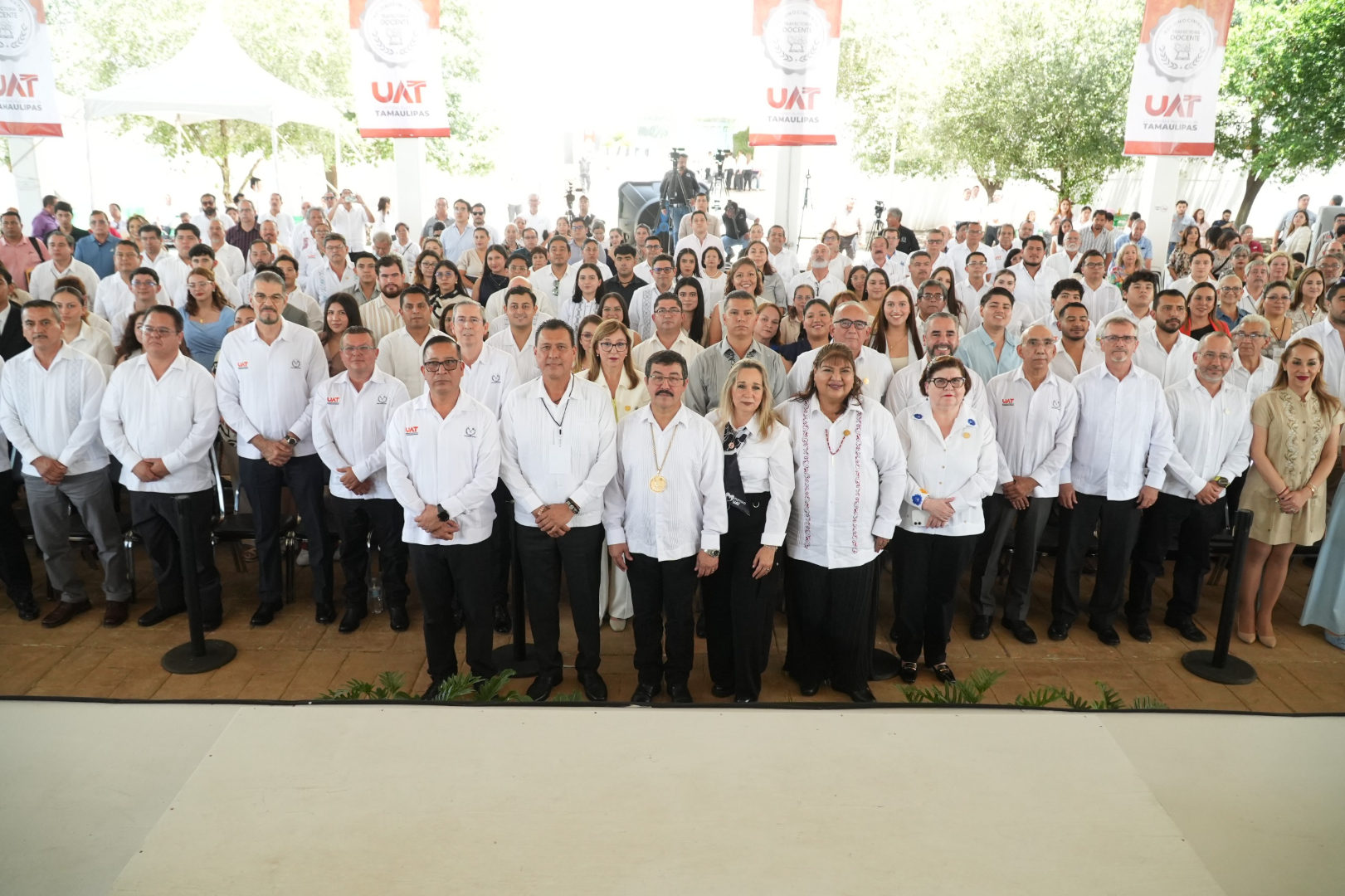 En homenaje solemne reconoce la UAT trayectoria de 215 docentes