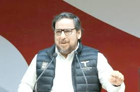 Regularían uso de celular en escuelas; 'causan más daño emocional que beneficios'