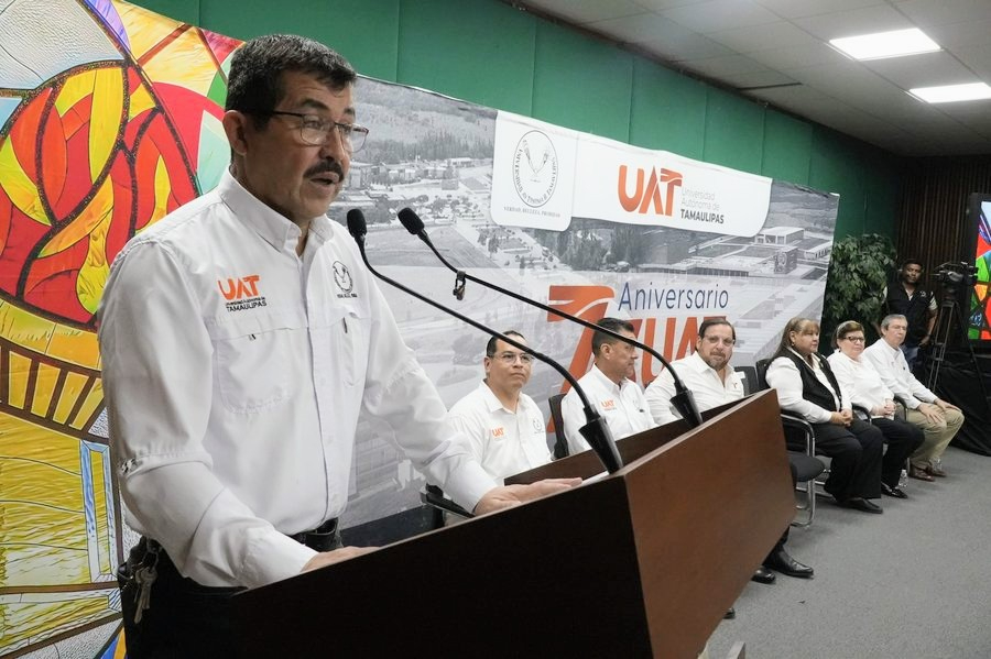 UAT y Secretaría de Educación entregan más de 8 000 becas a universitarios