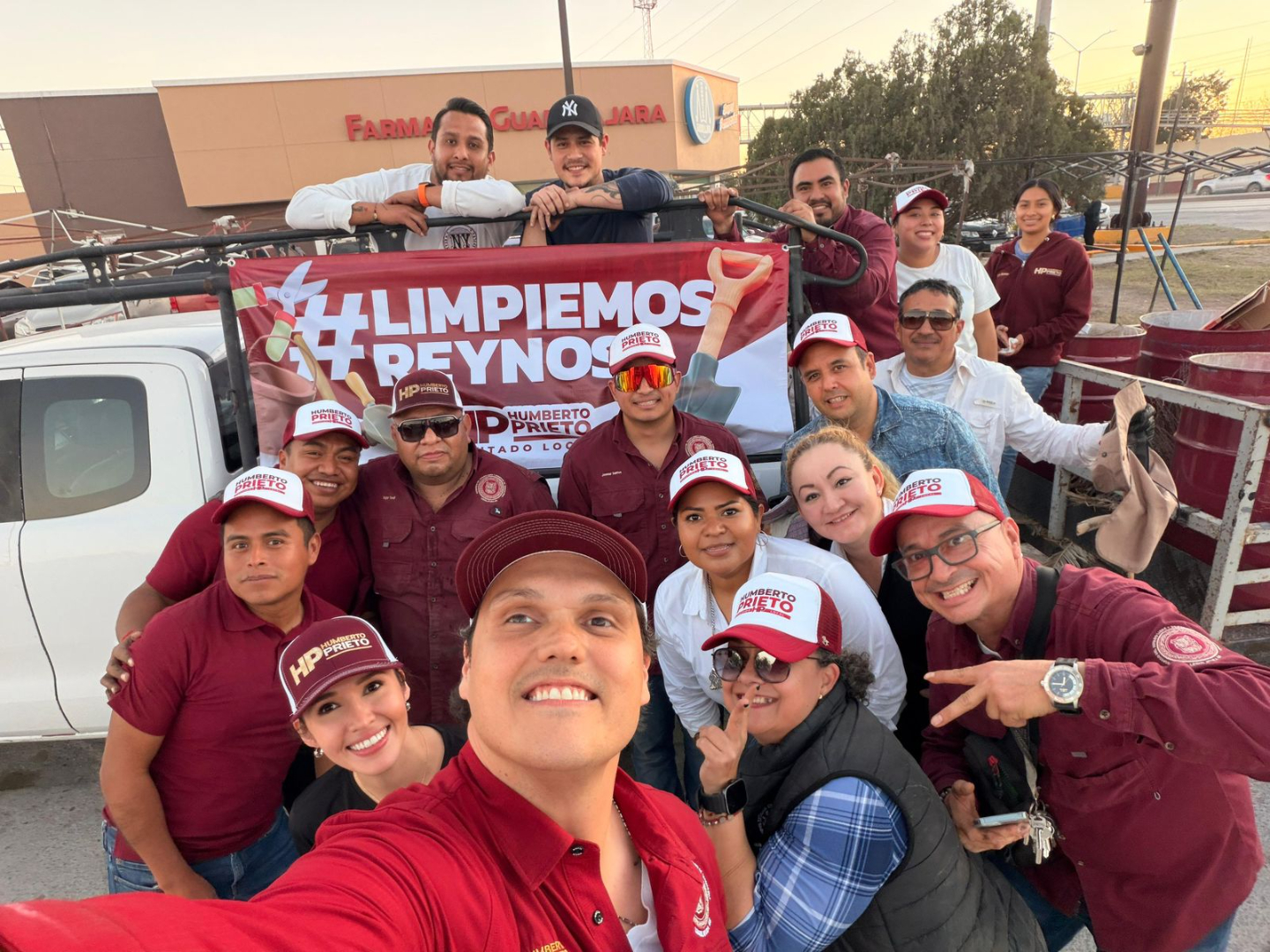 Continúan Prieto, familia y su Equipo  con 'Limpia de Reynosa'